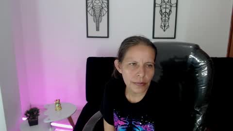 Snapshot of karlye_hot chatting on February 7, 5:52 am KARLYE online show from February 7, 5:52 am