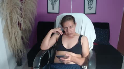 Snapshot of karlye_hot chatting on October 3, 4:43 am KARLYE online show from October 3, 4:43 am