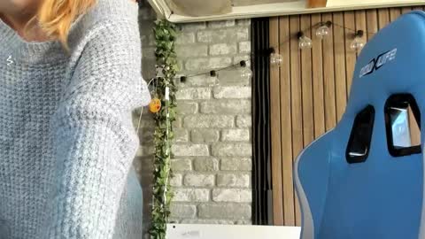 Snapshot of karoline121 chatting on September 23, 7:35 am karoline121 online show from September 23, 7:35 am