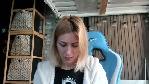 Snapshot of karoline121 chatting on September 27, 10:57 am karoline121 online show from September 27, 10:57 am