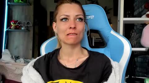 karoline121 online show from March 16, 5:21 am