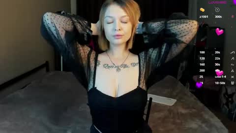 karolineneuer online show from April 12, 4:33 pm