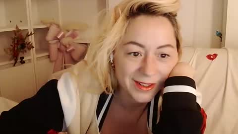 karolynesyera online show from October 22, 2:37 am