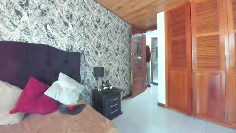 kassandra james online show from December 4, 7:24 pm