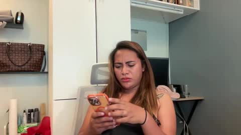 Snapshot of katiefrox_ chatting on October 16, 1:27 am katiefrox online show from October 16, 1:27 am