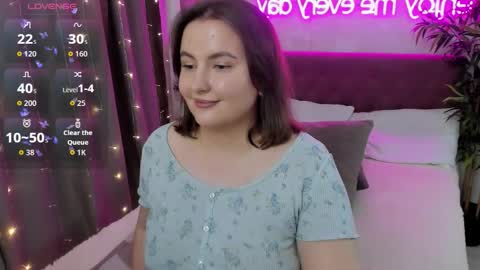 Snapshot of katyaneilson chatting on October 19, 6:18 am Kate online show from October 19, 6:18 am