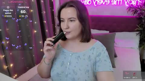Snapshot of katyaneilson chatting on October 18, 6:17 am Kate online show from October 18, 6:17 am