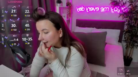 Snapshot of katyaneilson chatting on February 19, 6:44 am Kate online show from February 19, 6:44 am