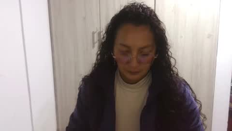  Khawit  online show from March 11, 9:59 pm