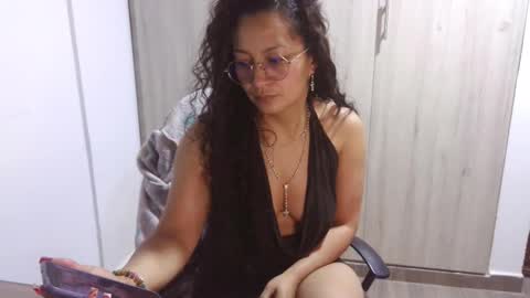  Khawit  online show from February 24, 7:22 am