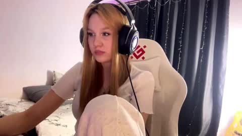 Amia online show from March 24, 5:30 pm