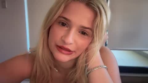 Snapshot of kaylaaaa111 chatting on October 1, 12:54 am khaleesi online show from October 1, 12:54 am