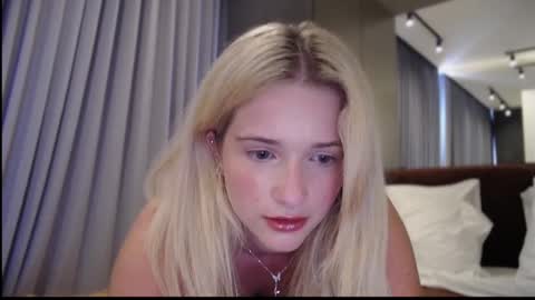 Snapshot of kaylaaaa111 chatting on February 20, 7:12 am khaleesi online show from February 20, 7:12 am