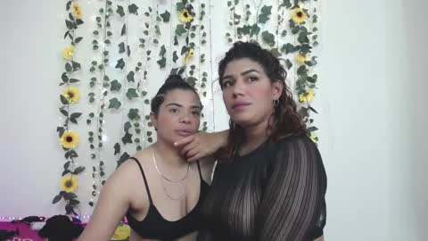 kaylie and dakota  online show from December 17, 8:45 am