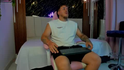 keane_lee_ online show from April 17, 12:29 pm