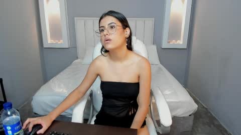 Keily Bennet online show from April 5, 8:06 pm