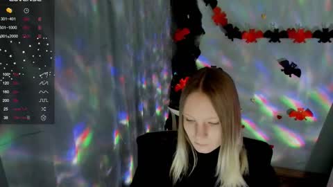 Snapshot of kelly_lly chatting on October 19, 12:10 pm Kelly online show from October 19, 12:10 pm