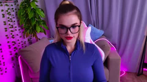 Kelly online show from November 28, 6:04 pm