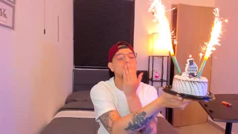 kendel_dimitri online show from April 17, 4:37 am