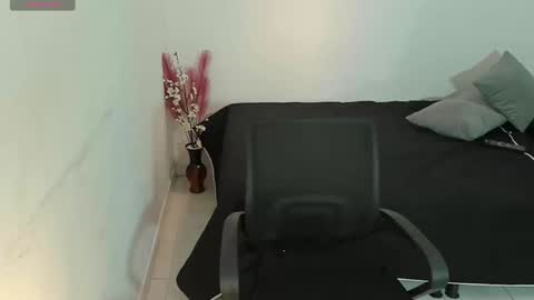 Snapshot of kennawells_ chatting on December 6, 10:46 pm kenna online show from December 6, 10:46 pm