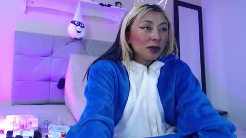 Snapshot of khaleesi_j chatting on October 23, 7:43 am khaleesi_j online show from October 23, 7:43 am