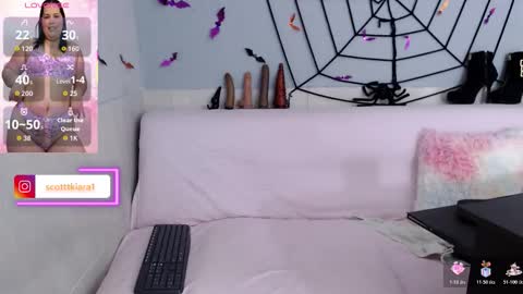 Snapshot of kiara_scottt chatting on October 19, 8:52 am Kiara online show from October 19, 8:52 am