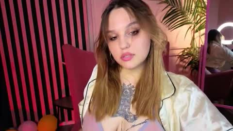 Snapshot of kiki_mikki_ chatting on October 18, 9:52 pm Mikka online show from October 18, 9:52 pm