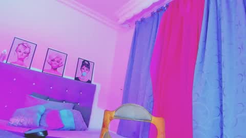 Your Queen KIM online show from February 8, 11:55 am