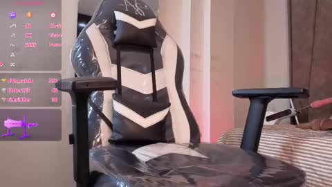 Snapshot of kimm_jones chatting on October 18, 8:35 pm kimm_jones online show from October 18, 8:35 pm
