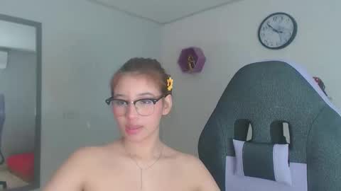 kimsy_ online show from December 5, 8:35 am