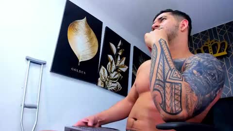 Snapshot of king_falconer chatting on October 2, 3:05 am Angel Falconer online show from October 2, 3:05 am