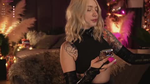 kinkylina_ online show from February 8, 3:21 pm