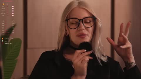 kinkylina_ online show from February 28, 7:03 pm