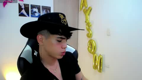 kiss_whitee online show from September 23, 1:32 am