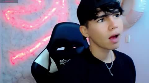 kiss_whitee online show from October 1, 11:36 pm