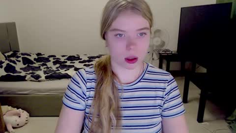 Snapshot of kitten_jenny01 chatting on December 5, 5:12 pm Jennyblonde and Emmabrunette online show from December 5, 5:12 pm