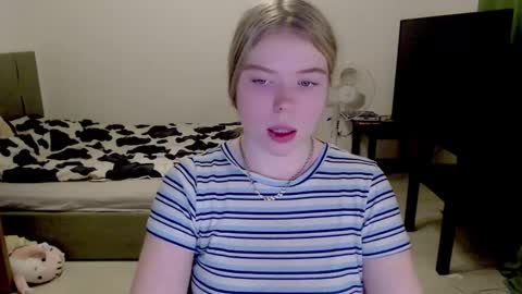 Snapshot of kitten_jenny01 chatting on December 5, 8:17 pm Jennyblonde and Emmabrunette online show from December 5, 8:17 pm