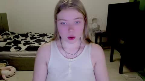 Snapshot of kitten_jenny01 chatting on December 23, 5:11 pm Jennyblonde and Emmabrunette online show from December 23, 5:11 pm