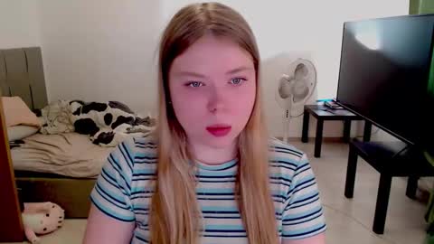 Snapshot of kitten_jenny01 chatting on October 1, 12:59 pm Jennyblonde and Emmabrunette online show from October 1, 12:59 pm
