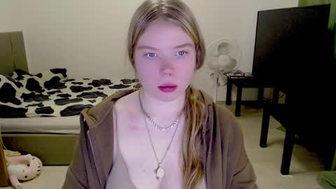 Snapshot of kitten_jenny01 chatting on December 13, 7:15 am Jennyblonde and Emmabrunette online show from December 13, 7:15 am