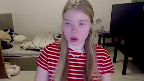 Snapshot of kitten_jenny01 chatting on December 27, 3:15 pm Jennyblonde and Emmabrunette online show from December 27, 3:15 pm