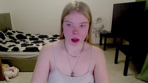 Snapshot of kitten_jenny01 chatting on December 9, 6:23 am Jennyblonde and Emmabrunette online show from December 9, 6:23 am