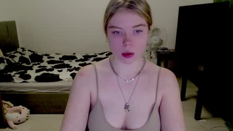 Snapshot of kitten_jenny01 chatting on December 6, 1:27 pm Jennyblonde and Emmabrunette online show from December 6, 1:27 pm