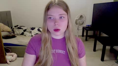 Snapshot of kitten_jenny01 chatting on October 6, 2:35 pm Jennyblonde and Emmabrunette online show from October 6, 2:35 pm