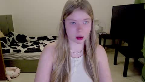 Snapshot of kitten_jenny01 chatting on March 8, 1:50 am Jennyblonde and Emmabrunette online show from March 8, 1:50 am