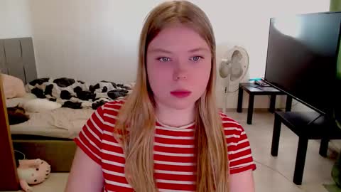 Snapshot of kitten_jenny01 chatting on October 2, 1:10 pm Jennyblonde and Emmabrunette online show from October 2, 1:10 pm
