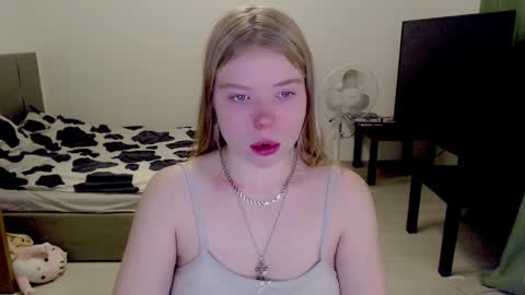 Snapshot of kitten_jenny01 chatting on December 9, 3:18 am Jennyblonde and Emmabrunette online show from December 9, 3:18 am