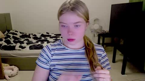 Snapshot of kitten_jenny01 chatting on December 15, 1:13 am Jennyblonde and Emmabrunette online show from December 15, 1:13 am