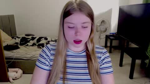 Snapshot of kitten_jenny01 chatting on October 13, 1:57 pm Jennyblonde and Emmabrunette online show from October 13, 1:57 pm