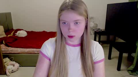 Snapshot of kitten_jenny01 chatting on February 5, 8:35 pm Jennyblonde and Emmabrunette online show from February 5, 8:35 pm